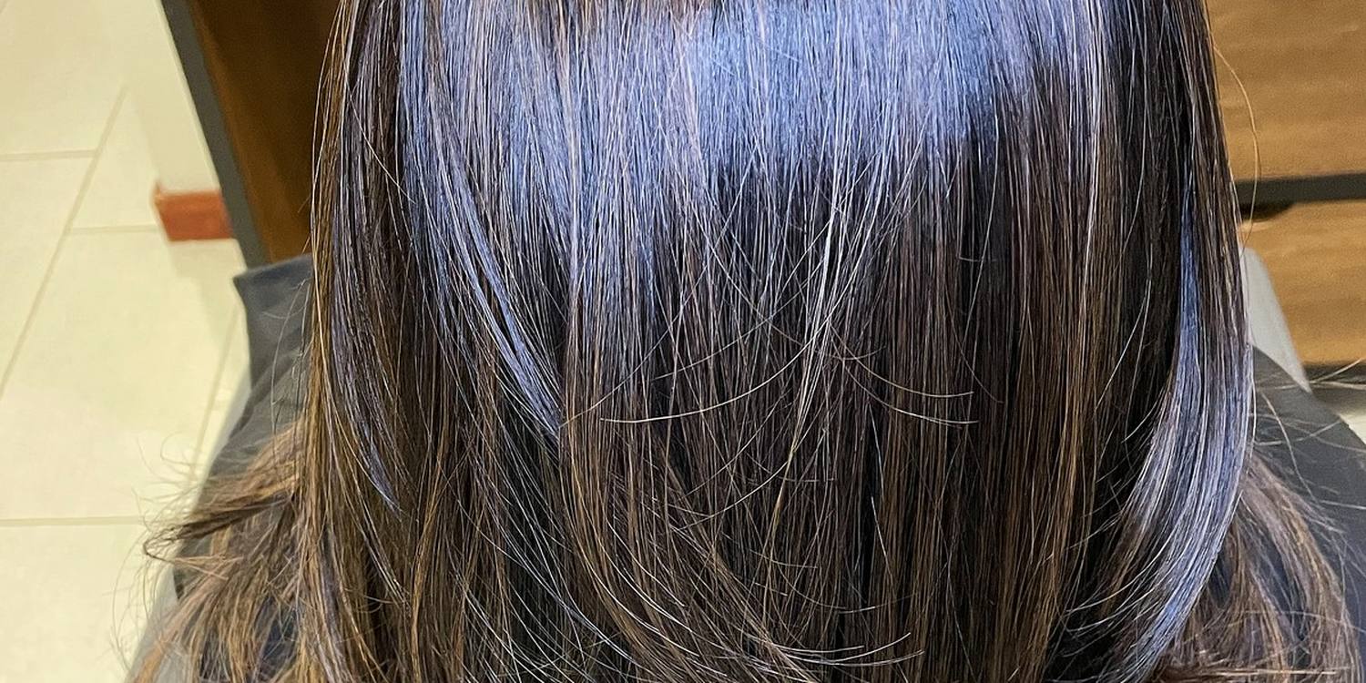 Cabello castaño oscuro con mechas finas que difuminan las canas, coloración a domicilio en Quito