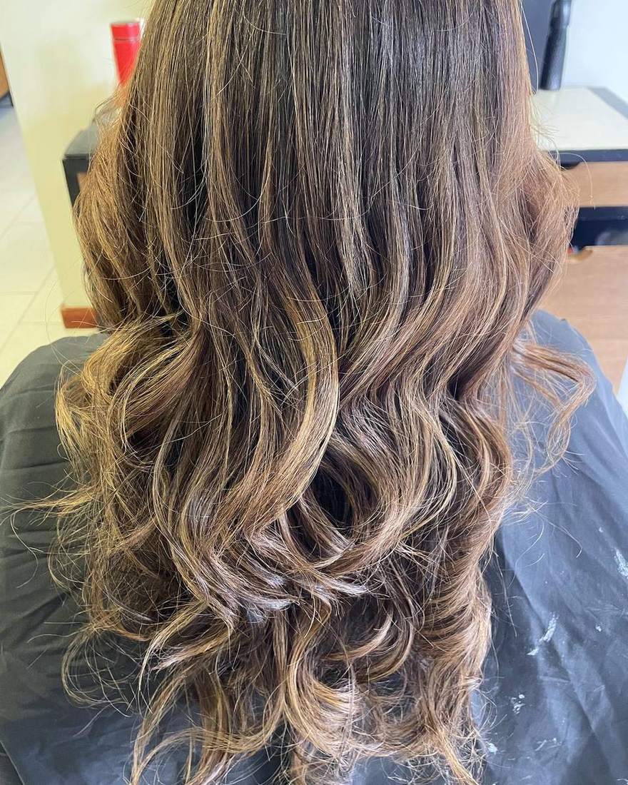 Balayage con reflejos dorados y ondas sueltas, coloración en Quito