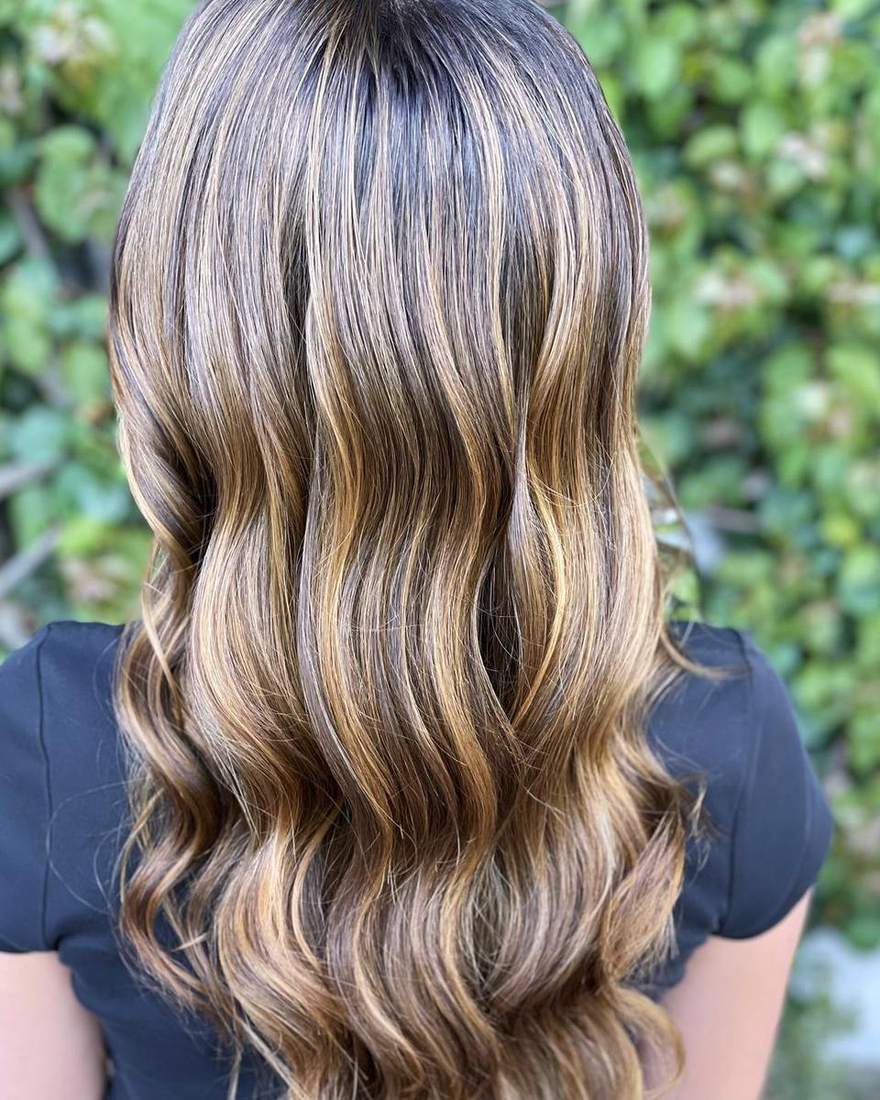 Balayage rubio con ondas al aire libre, colorista a domicilio en Quito