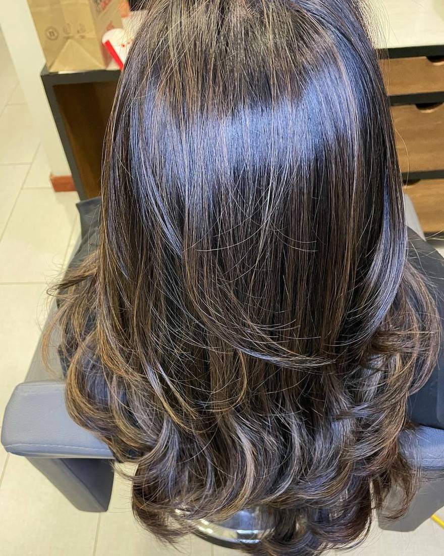 Castaño iluminado con ondas y mucho brillo, coloración en Quito