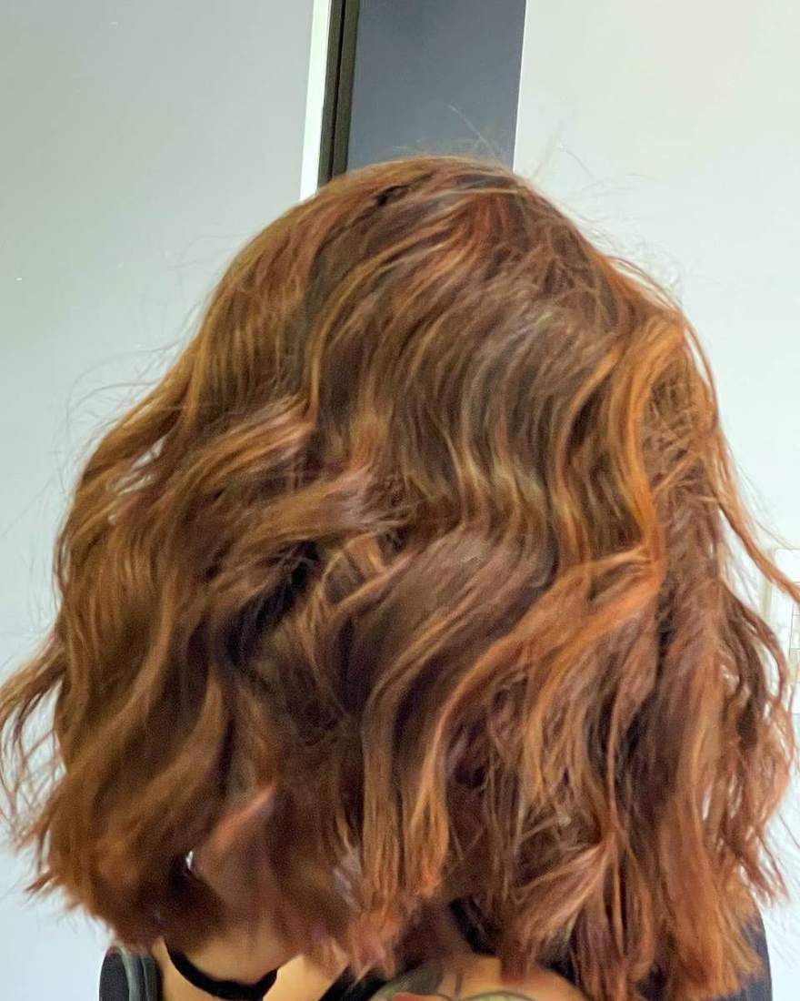 Cobrizo con ondas marcadas sobre media melena, coloración en Quito