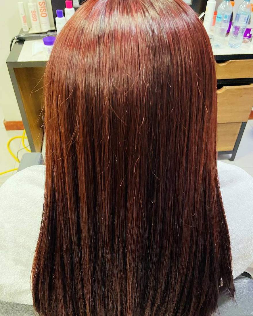 Color rojo caoba uniforme de raíz a puntas con mucho brillo, Quito