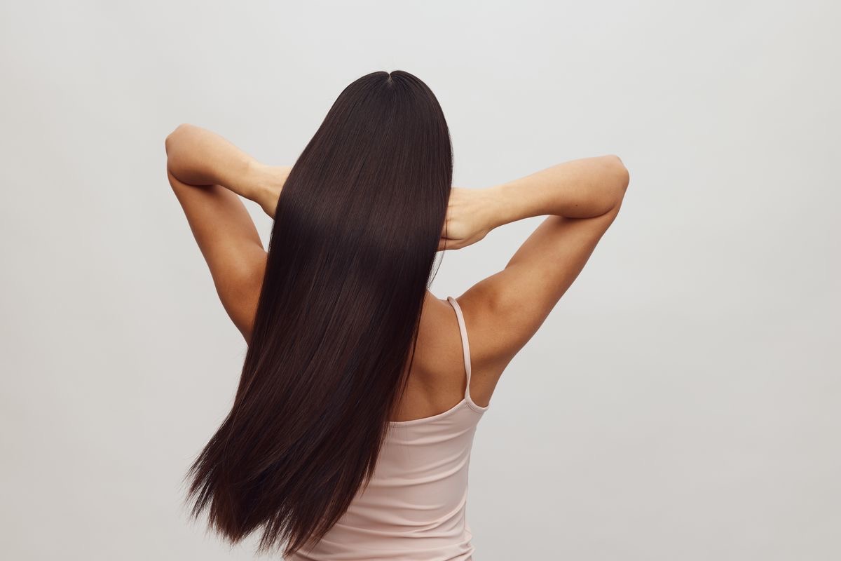 Cabello liso y brillante después de un tratamiento de keratina