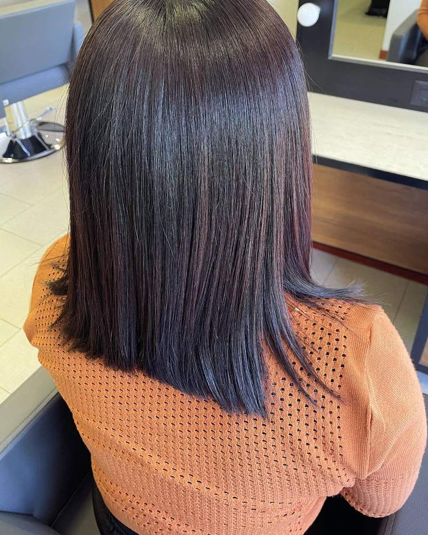 Resultado de la keratina visto de perfil, cabello liso y sellado, Quito