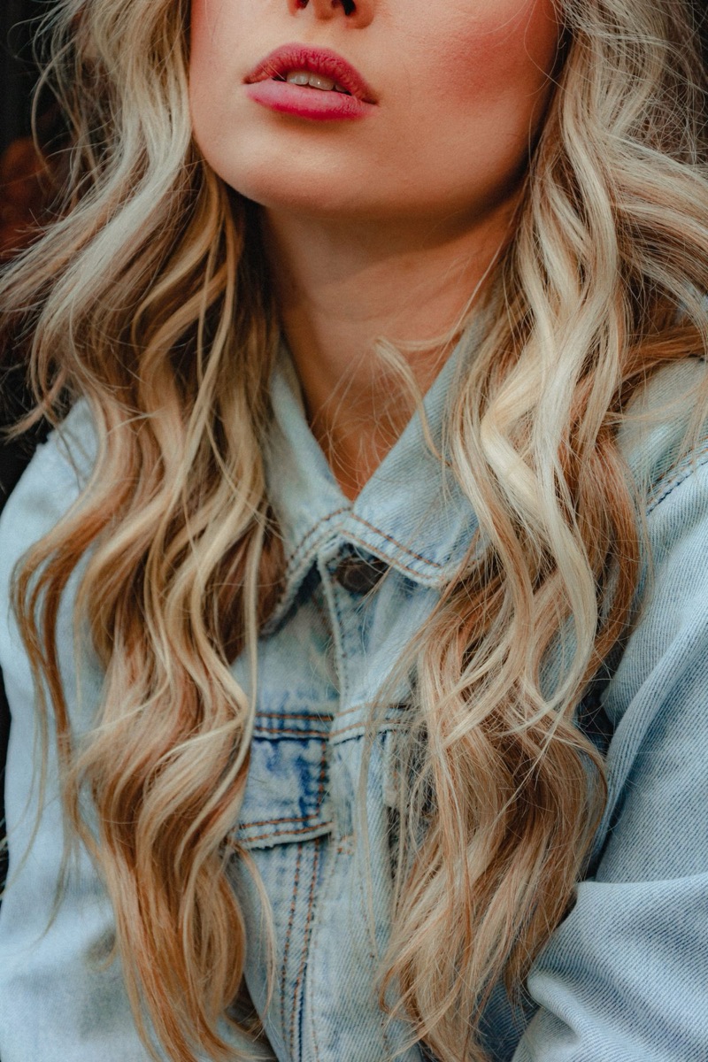 Mechas californianas en cabello castaño