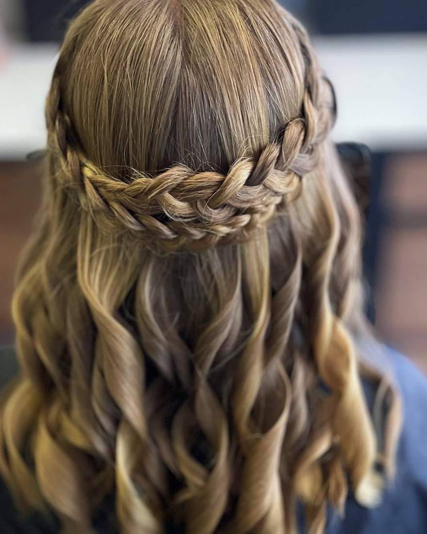 Semirecogido con trenza corona y ondas marcadas, peinado de novia a domicilio en Quito