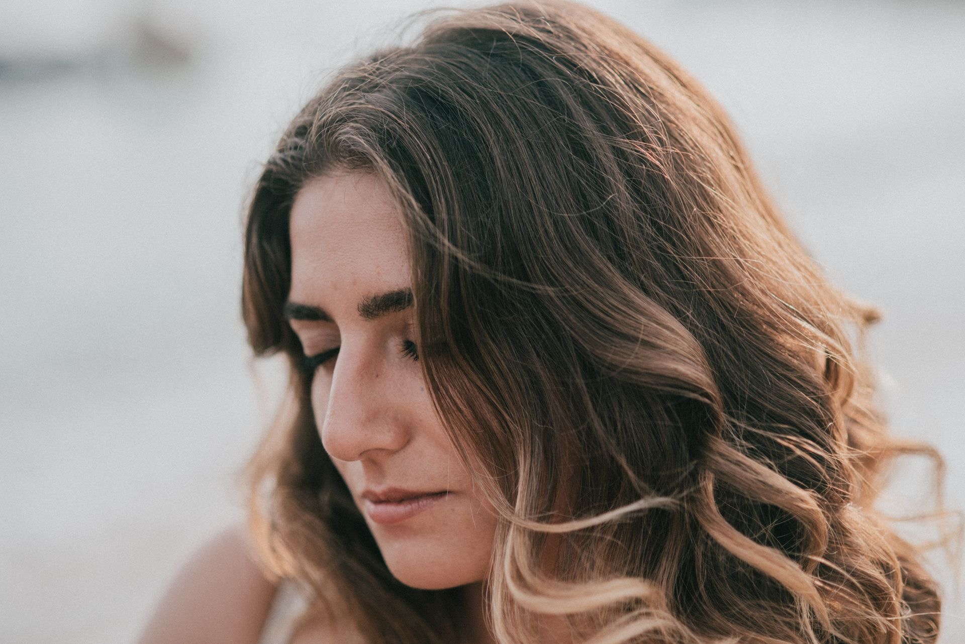 Ondas con balayage tonos miel, peluquería a domicilio en Quito — Pauly Sanchez Hair